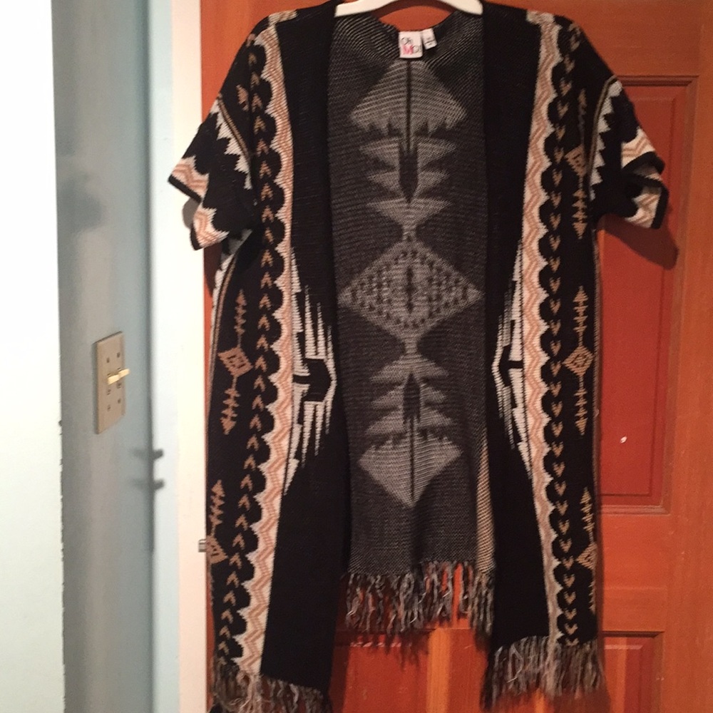 Short sleeve tribal sweater